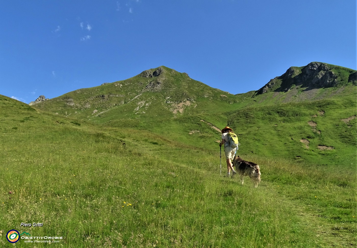 25 Di fronte a noi La Bocchetta del Triomen con a sx il Monte Tribortoi che saliremo.JPG